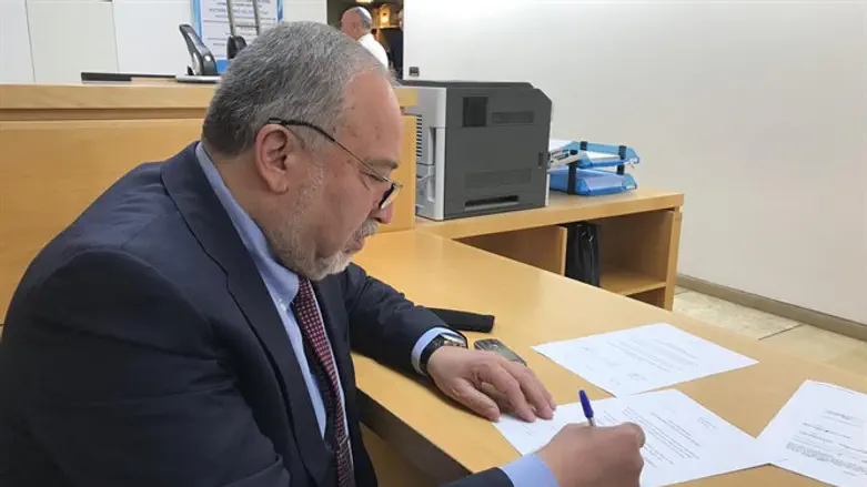 Liberman signs petition