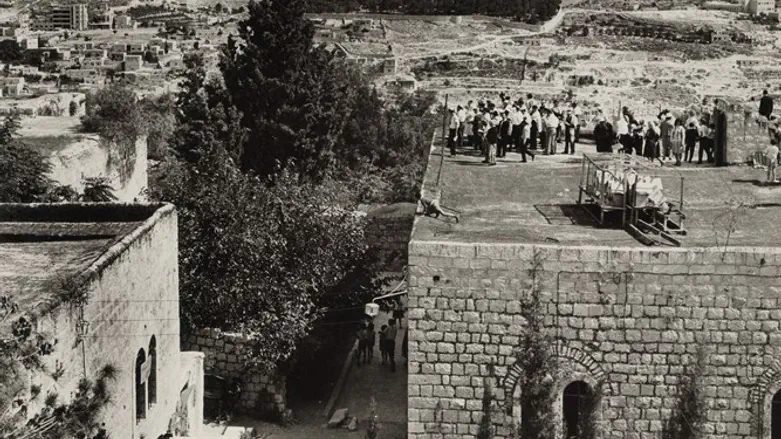 יהודים מתפללים להר הבית