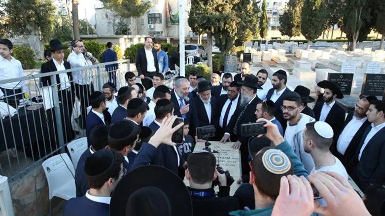 אריה דרעי ליד קבר הרב עובדיה