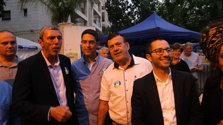 להתאמץ להעלות את אחוז ההצבעה. הרב פרץ בסיור המרצת מצביעים בפ"ת