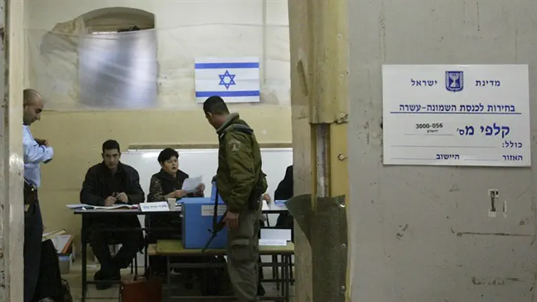 Полиция на избирательном участке