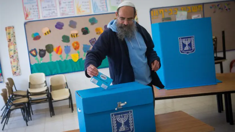 Voter casts ballot in Tekoa