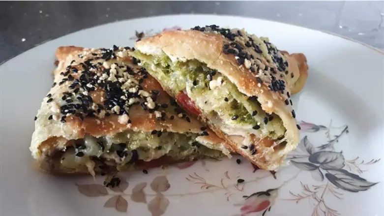 קלצונה במילוי גבינה ופסטו