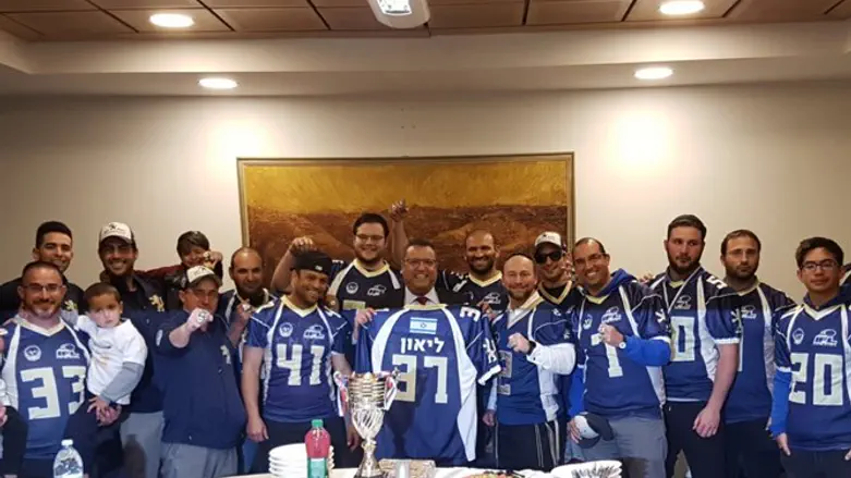 ראש העיר ליאון עם קבוצת הפוטבול היום