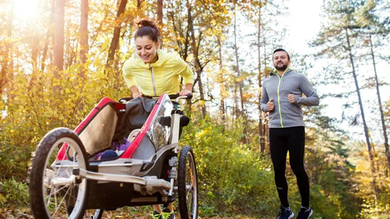 לשמור על כושר גם עם התינוק. אילוסטרציה