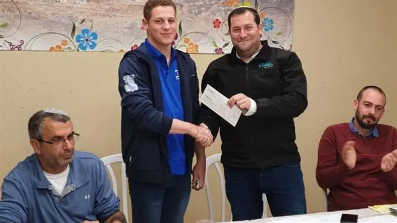 פרידמן מקבל את המלגה מידי ראש מועצת שומרון