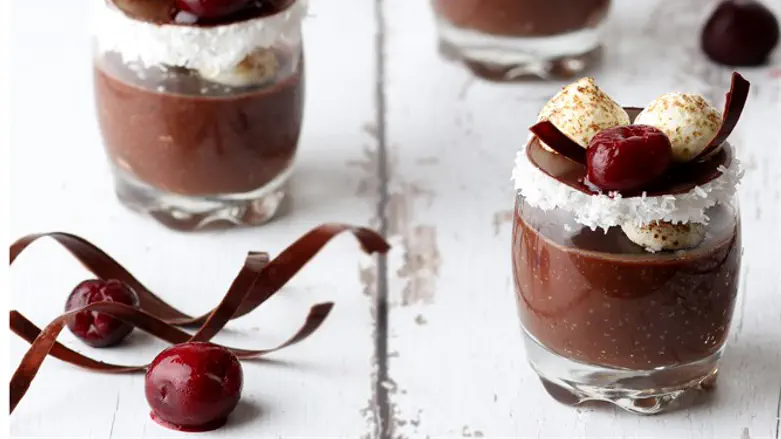 מוס שוקולד דובדבן ומרנג