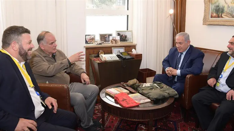 The Netanyahu brothers receive personal effects of Yoni Netanyahu