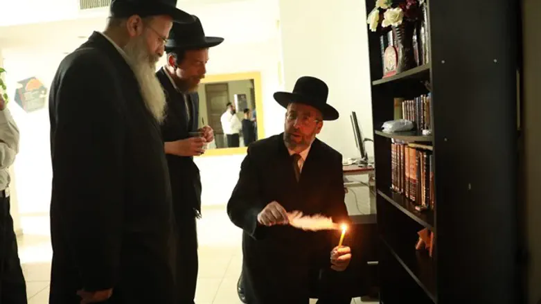 הרב לאו במהלך הבדיקה