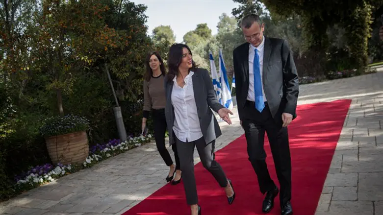 Ярив Левин и Мири Регев у входа в резиденцию президента