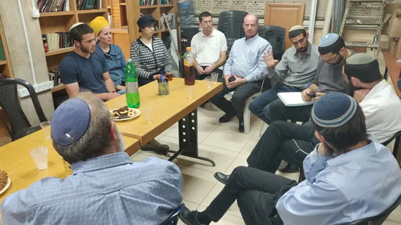 אלמנת הרב אטינגר, הרב סדן ותלמידים