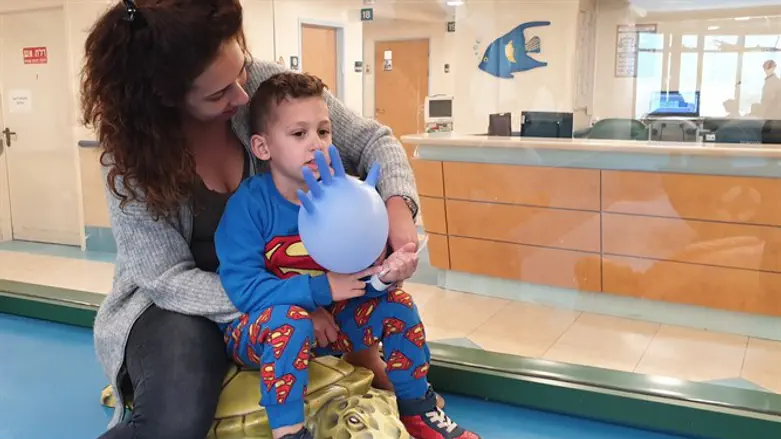 סלין ולירוי בפינת המשחקים של מחלקת הילדים