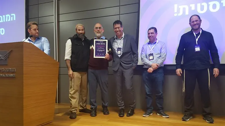 הרב ירון בן חיים (במרכז) עם עופר רימון ממשרד החינוך ואסף הולצברג