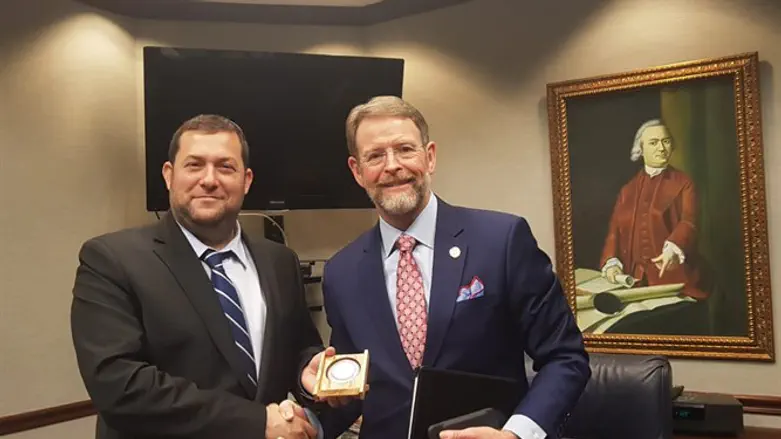 Tony Perkins (right) with Yossi Dagan (left)