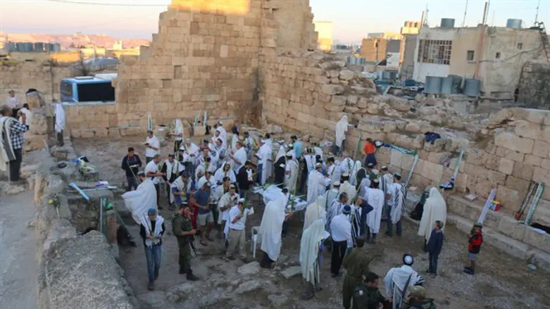 תפילה בבית הכנסת העתיק בסמוע