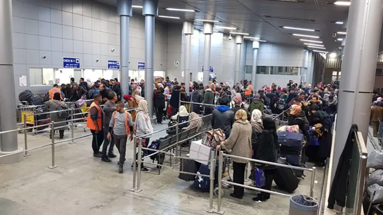 Muslims on way abroad at Allenby Bridge