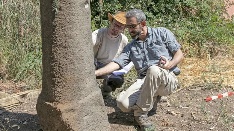 החוקרים בוחנים אחד משלושת עמודי המיל שפוענחו במושב רמות