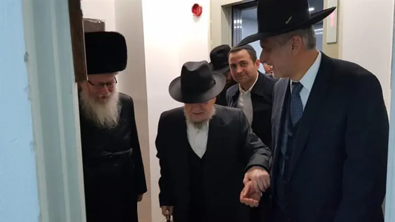 הרב מזוז יוצא מבית האדמו"ר מגור