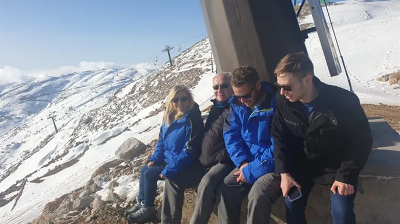 Семья Нетаньяху на горе Хермон