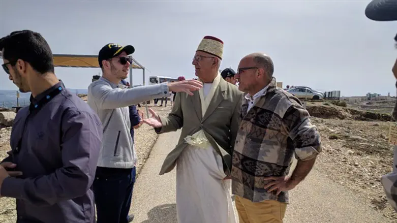 יאיר נתניהו עם יגאל דילמוני בהר גריזים