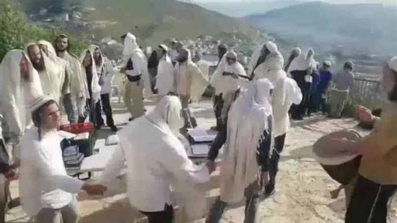 Танцы и молитвы в Мицпе-Йосефе. Иллюстрация