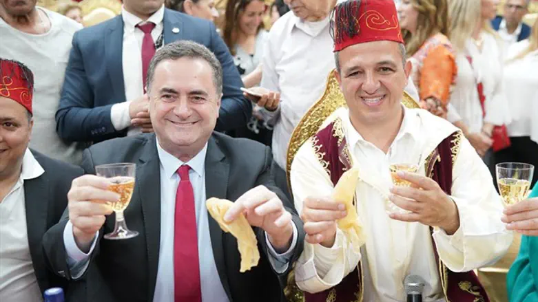 Minister Katz celebrates Mimouna.