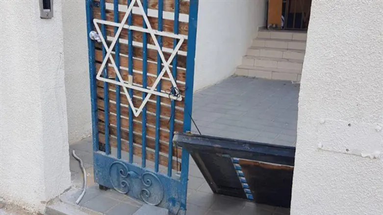 דלת הישיבה של הרב אטינגר