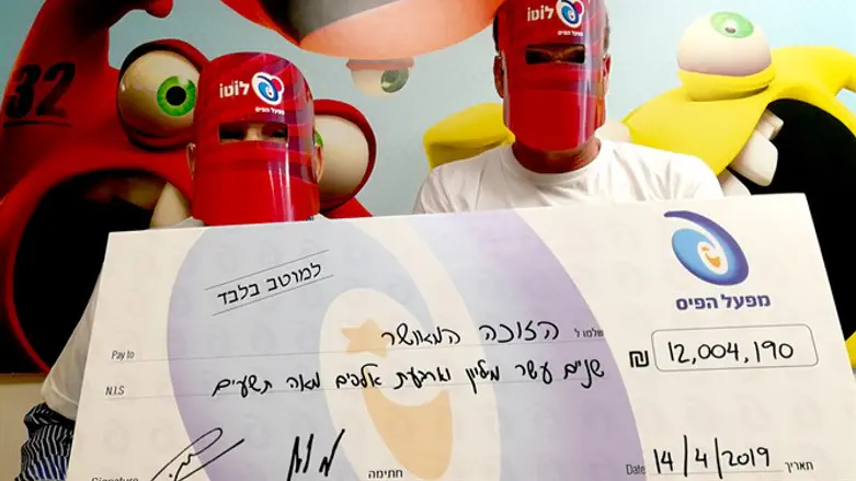 הזוכה הגיע לקבל את הפרס