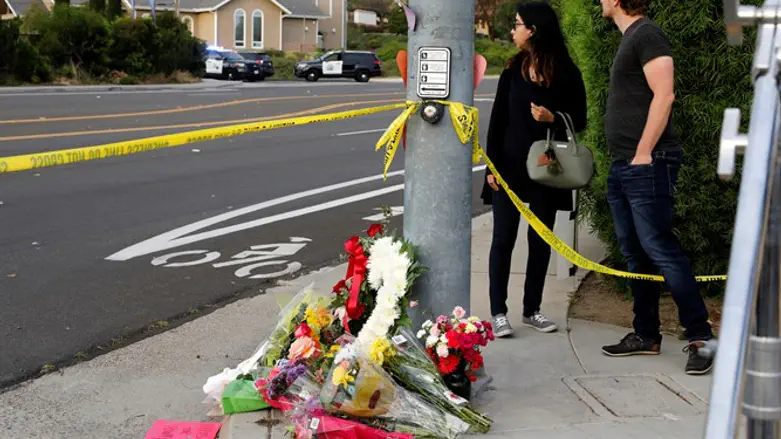 פרחים ליד בית הכנסת בפאוויי 