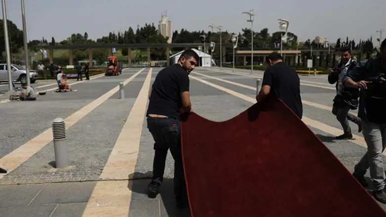 מכינים את השטיח האדום לחברי הכנסת