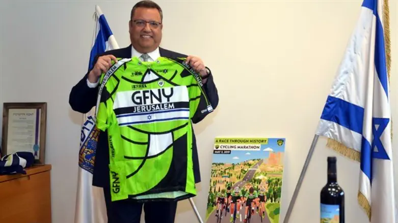 משה ליאון עם חולצת המירוץ