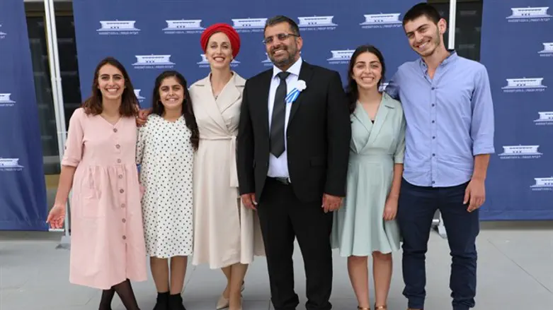 ח"כ אופיר סופר עם בני משפחתו