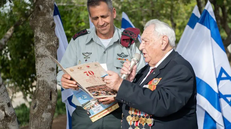 הרמטכ''ל כוכבי וניצול השואה אברהם גרינזייד