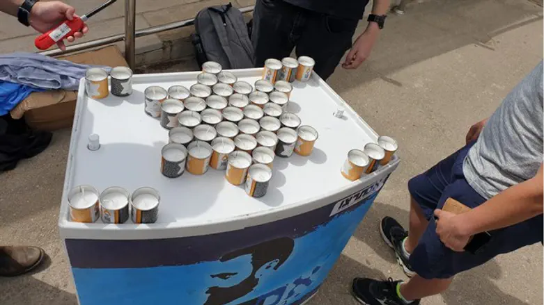 דוכן חלוקת נרות