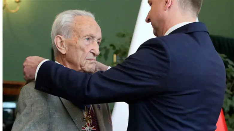 Mosberg receiving Order of Merit