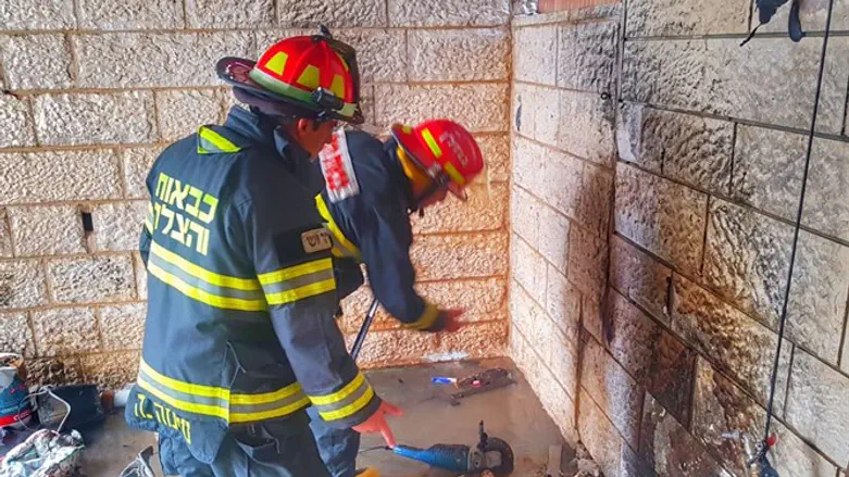 כבאים מטפלים בדליפת הגז