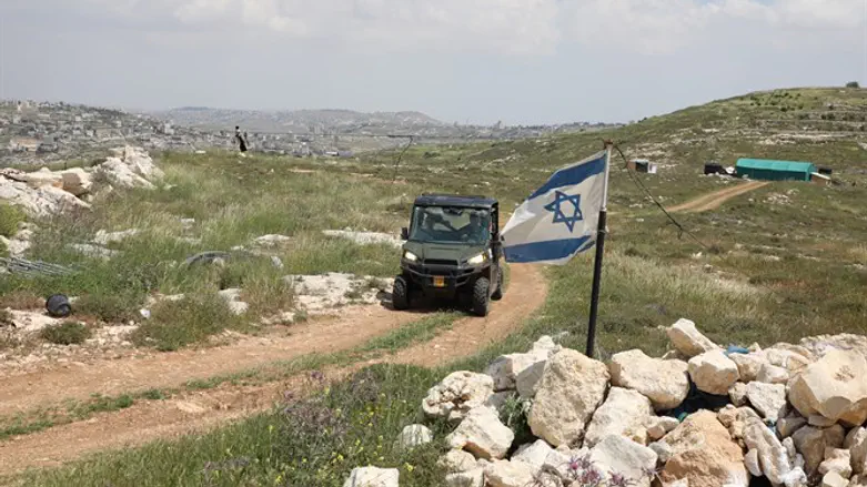 הסיורים והדיווחים כבר מרתיעים חברות בנייה. ג'יפ של יחידת הרועים