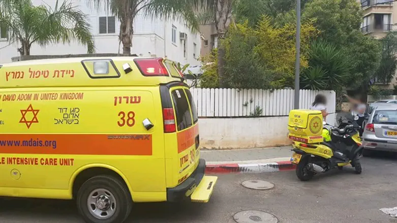 כוחות מד"א סמוך לבית בו נמצא הפעוט