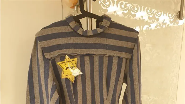 השמלה עם הטלאי הצהוב