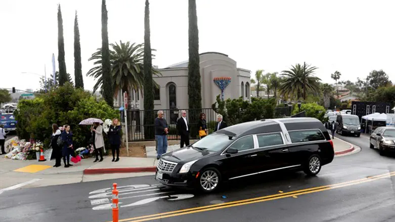 מסע ההלוויה של ההרוגה בפיגוע בבית הכנסת בסן דייגו