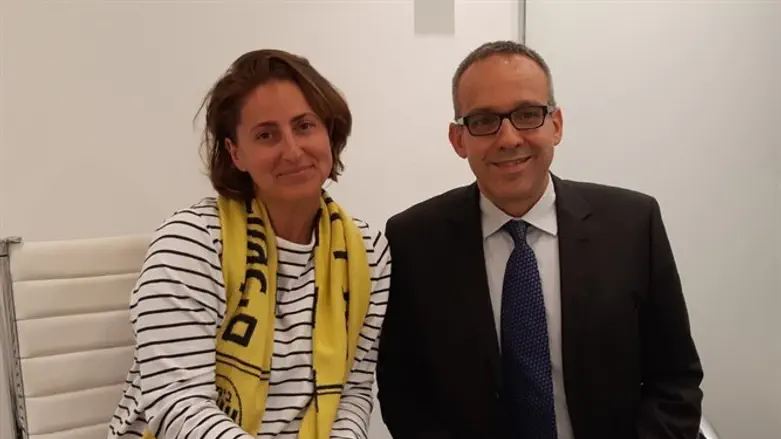 רז עם היועץ המשפטי של המועדון במעמד החתימה