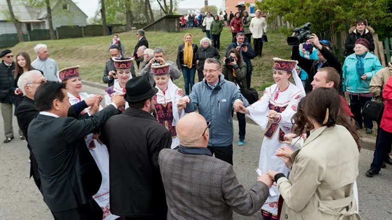 המשתתפים ליד בניין ההיסטורי של ישיבת מיר
