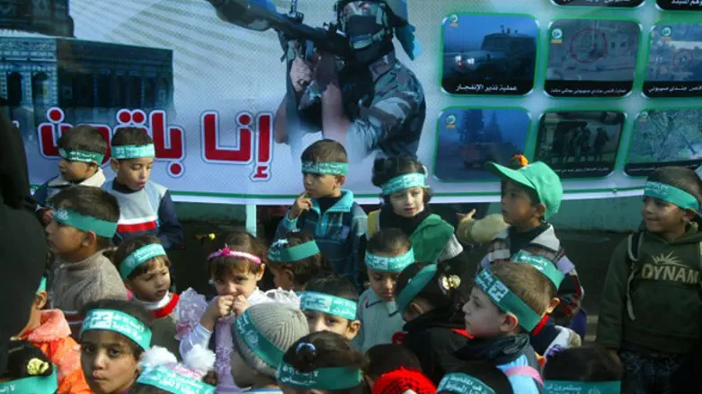 Muslim children learn to be 'martyrs' (illustrative)