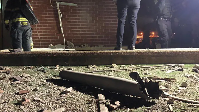 Остатки ракеты, упавшей в Кирьят-Гате