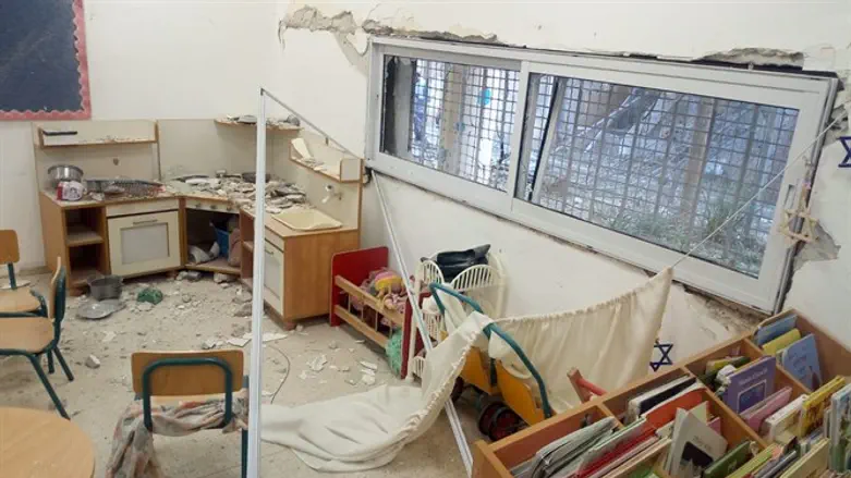 פגיעת רקטה בגן ילדים בשדרות. ארכיון