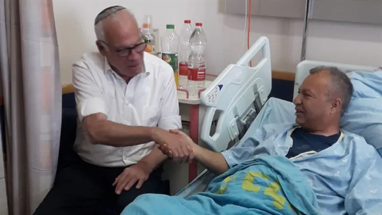 השר אריאל מבקר את אחד הפצועים