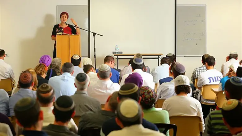 הרבנית טוני מיטלמן מעבירה שיעור ביום ההולדת 80 לאביה