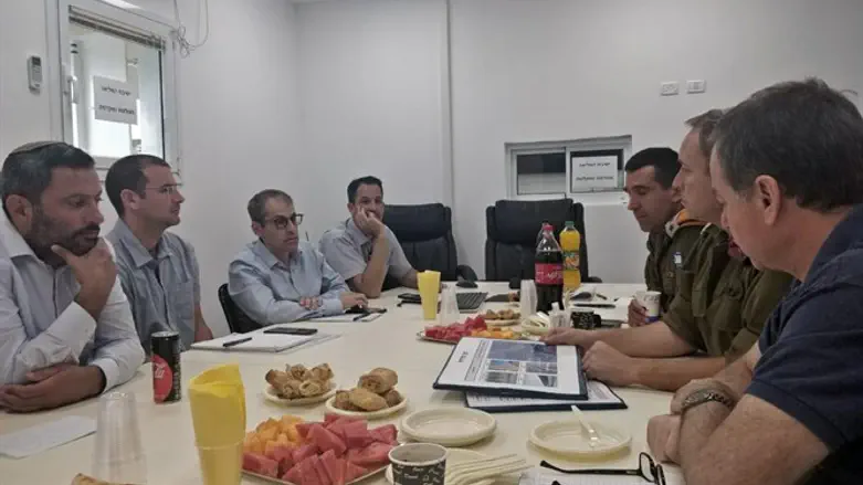 מנכ"ל משרד ראש הממשלה במהלך הסיור
