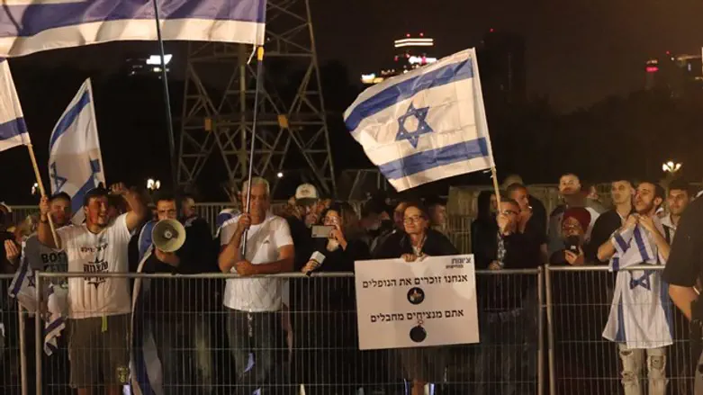 ההפגנה מול הטקס