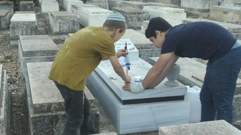 חניכי אריאל בפעילות בבית עלמין